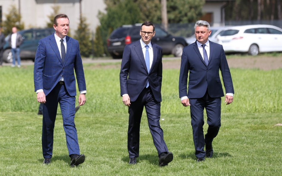 Senator PiS Przemysław Błaszczyk, premier Mateusz Morawiecki i wójt gminy Strzelce Tomasz Grabowski 