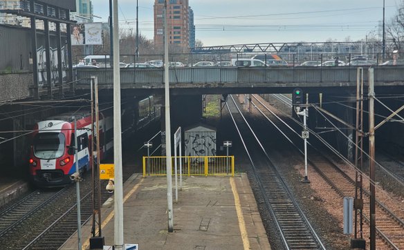 Wiadukt nad torami w osi ulicy Towarowej z perspketywy przystanku PKP Warszawa Ochota