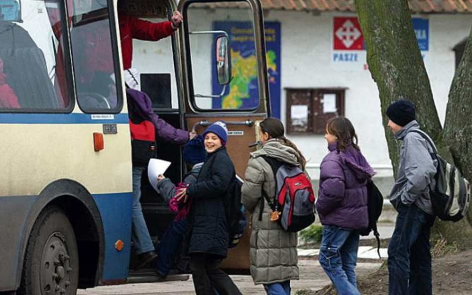 Zablokowane przez rząd pieniądze są przeznaczane m.in. na zwrot kosztów dla uczniów dojeżdżający do 