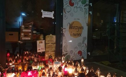 Po zbrodni mieszkańcy Ząbek gromadzili się pod sklepem, palili znicze. W mieście narodził się pomysł