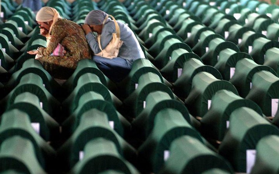 Matki Srebrenicy na trumnach swoich bliskich