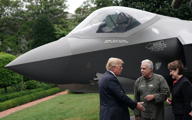 Prezydent Donald Trump w rozmowie z szefem pilotów testowych Lockheed Martin Alanem Normanem (w środ