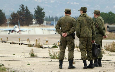 Rosyjscy żołnierze w bazie lotniczej koło syryjskiej Latakii