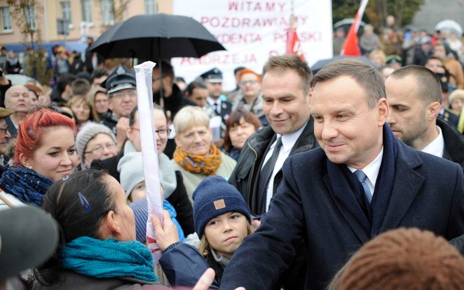 Przedmiot na jezdni przyczyną wypadku Andrzeja Dudy