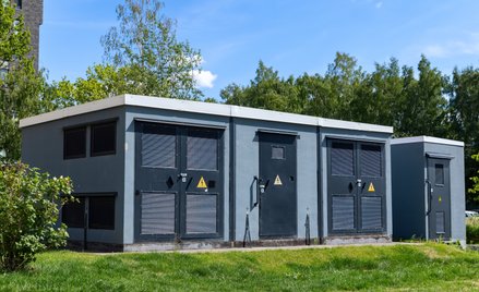 Transformator jest urządzeniem elektroenergetycznym służącym przede wszystkim do zmiany poziomu napi