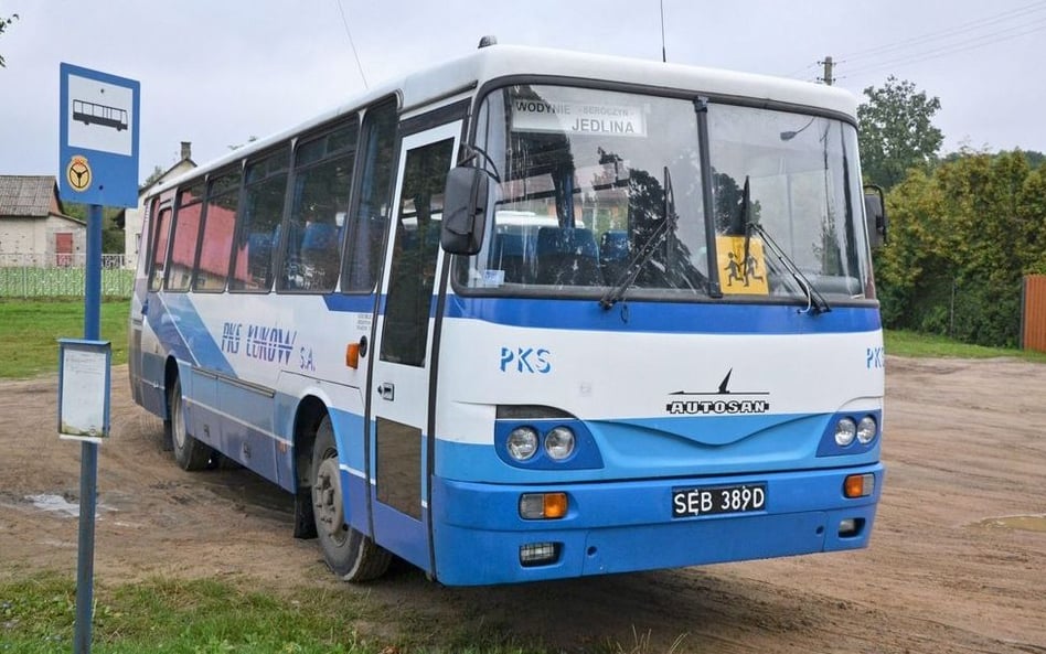 PKS-y wciąż padają, górą pociągi