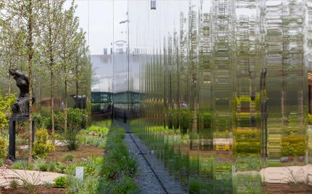 Sad jabłoni otoczony lustrami, umiejscowiony na górnej kondygnacji Pawilonu.