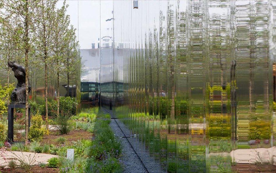 Sad jabłoni otoczony lustrami, umiejscowiony na górnej kondygnacji Pawilonu.