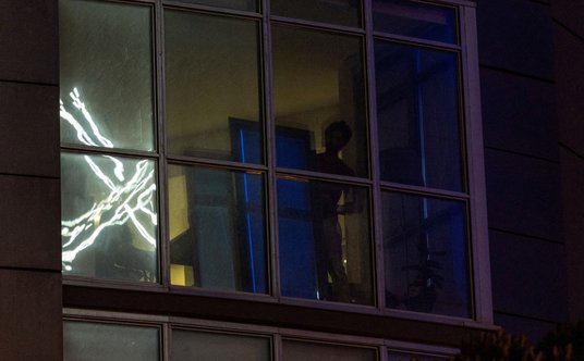 Logo serwisu X odbija się w oknie naprzeciwko siedziby firmy w San Francisco