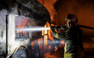 Strażacy gaszący pożar po ataku rakietowym na Kijów