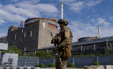 Rosyjski żołnierz patroluje teren Zaporoskiej Elektrowni Jądrowej w Enerhodarze, fotografia z 1 maja