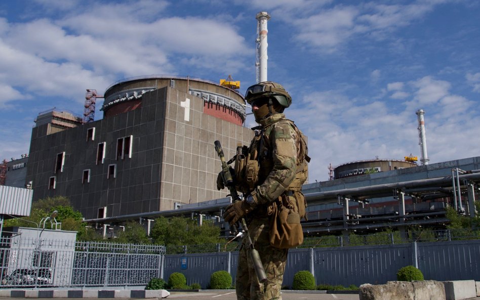 Rosyjski żołnierz patroluje teren Zaporoskiej Elektrowni Jądrowej w Enerhodarze, fotografia z 1 maja