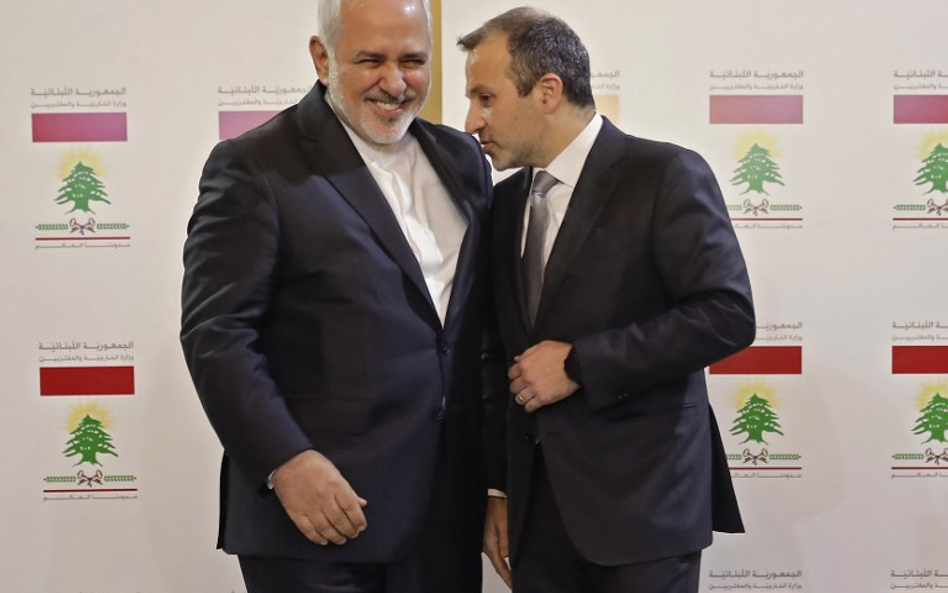 Ministrowie spraw zagranicznych Libanu Gebran Bassil (z prawej) i Iranu Mohammad Javad Zarif