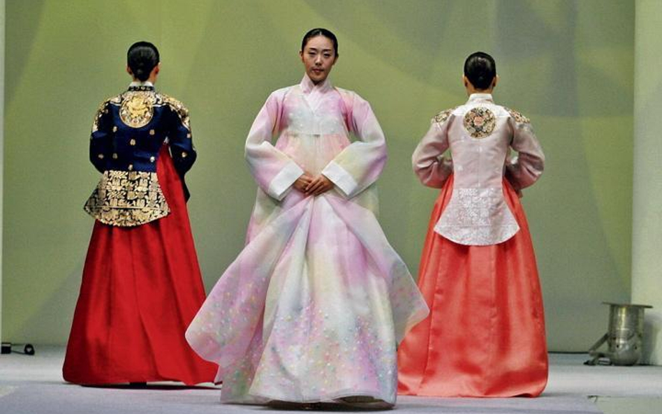 Strój Hanbok harmonizuje z tradycyjnym stylem życia