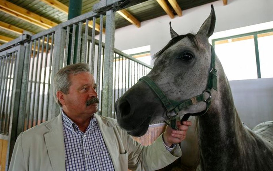 Były prezes stadniny w Janowie Marek Trela i klacz Amra, 2008 rok