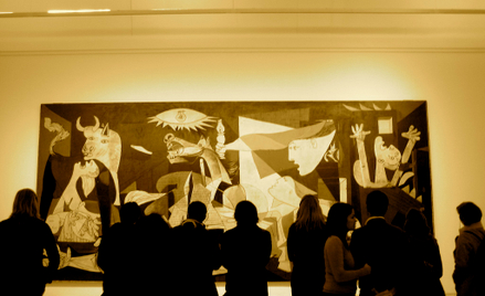 „Guernica” znajduje się w zbiorach Museo Reina Sofía w Madrycie.