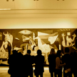 „Guernica” znajduje się w zbiorach Museo Reina Sofía w Madrycie.