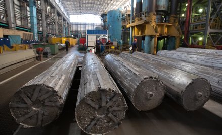 Elektrody z prasowanego tytanu przed stopieniem w próżniowym piecu łukowym w zakładzie VSMPO-AVISMA 