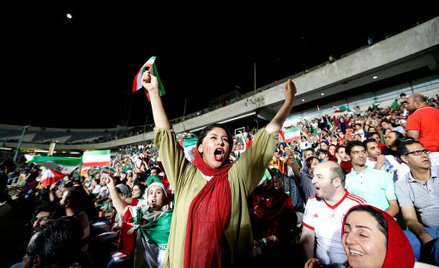 W 2018 r. irańskim kobietom pozwolono wejść na stadion w Teheranie, gdzie transmitowano mecze mistrz