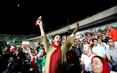 W 2018 r. irańskim kobietom pozwolono wejść na stadion w Teheranie, gdzie transmitowano mecze mistrz