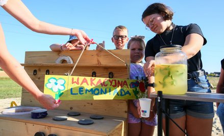 Okazjonalna sprzedaż lemoniady przez dzieci nie wymaga rejestracji i zezwoleń, ale powinna się odbyw