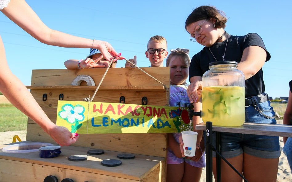 Okazjonalna sprzedaż lemoniady przez dzieci nie wymaga rejestracji i zezwoleń, ale powinna się odbyw