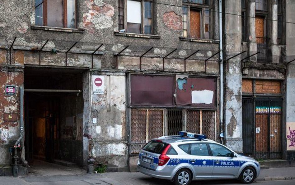 Pracownik socjalny ze wsparciem policji