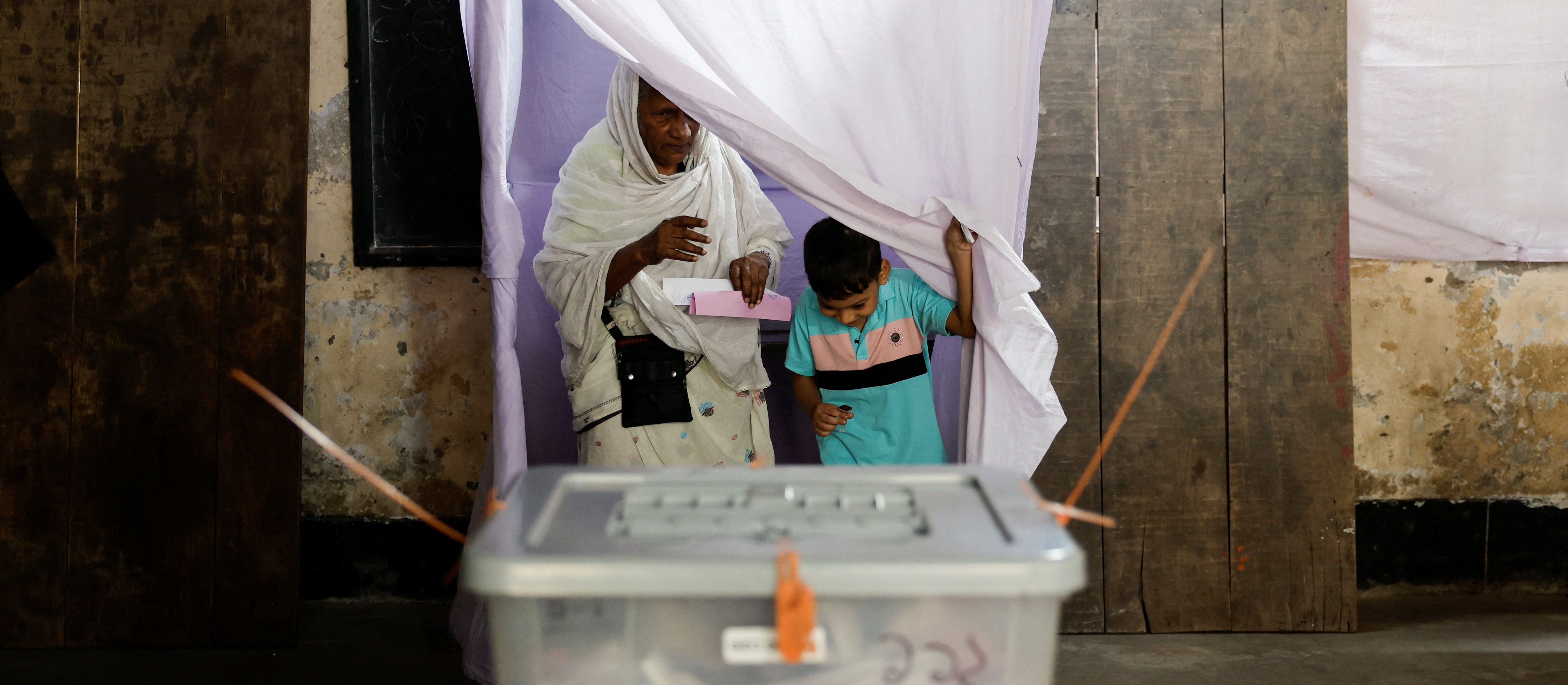 Wybory w Bangladeszu: Miażdżące zwycięstwo partii, która wraca do władzy po 20 latach