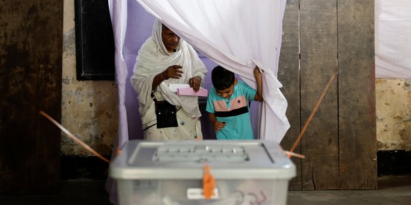 Wybory w Bangladeszu: Miażdżące zwycięstwo partii, która wraca do władzy po 20 latach
