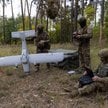 Ukraińscy żołnierze rozstawiają drona 'Avenger UAV' i kierują go w stronę pozycji wojsk rosyjskich