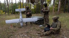 Ukraińscy żołnierze rozstawiają drona 'Avenger UAV' i kierują go w stronę pozycji wojsk rosyjskich