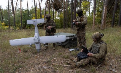 Ukraińscy żołnierze rozstawiają drona 'Avenger UAV' i kierują go w stronę pozycji wojsk rosyjskich