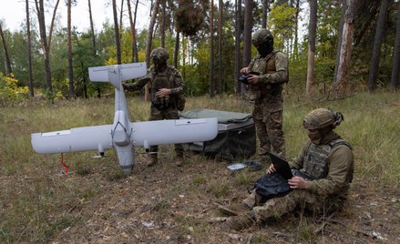 Ukraińscy żołnierze rozstawiają drona 'Avenger UAV' i kierują go w stronę pozycji wojsk rosyjskich