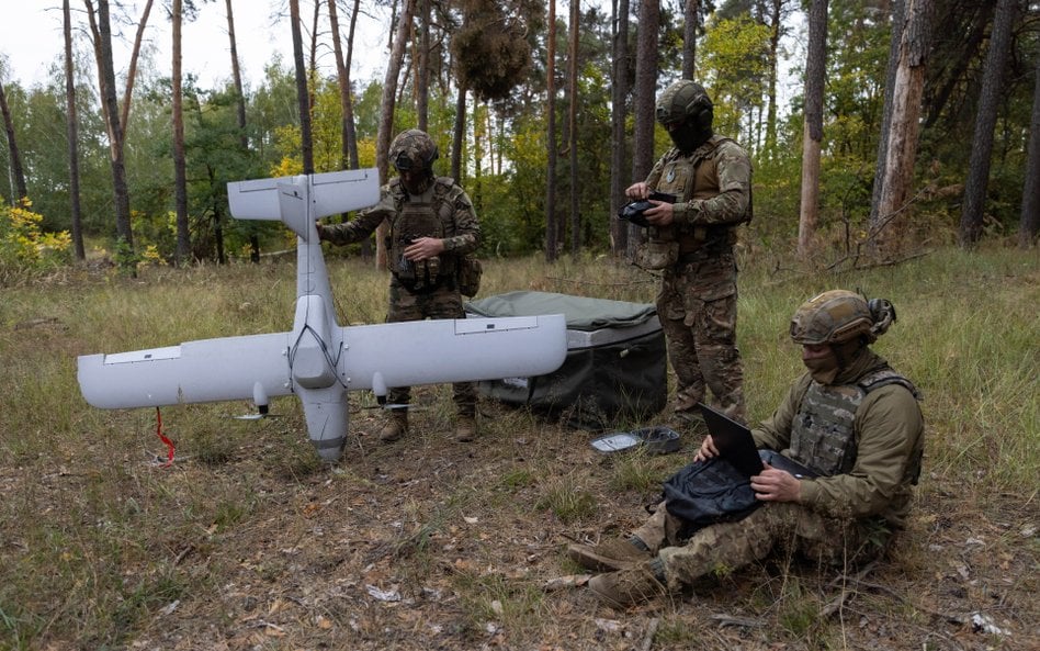 Ukraińscy żołnierze rozstawiają drona 'Avenger UAV' i kierują go w stronę pozycji wojsk rosyjskich