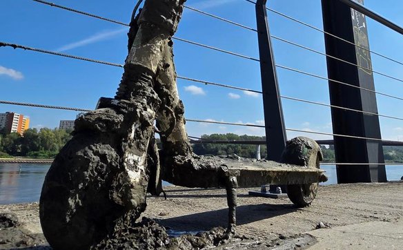 Na dnie rzeki znalazły się także hulajnogi