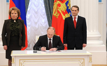 21 marca 2014. Putin podpisuje dokument "przyłączający" Krym do Federacji Rosyjskiej