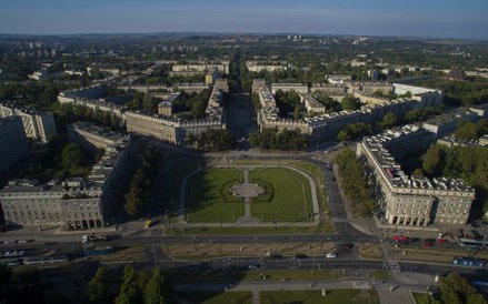 Nowohucka architektura świadomie nawiązuje do wzorów renesansowych i klasycystycznych.