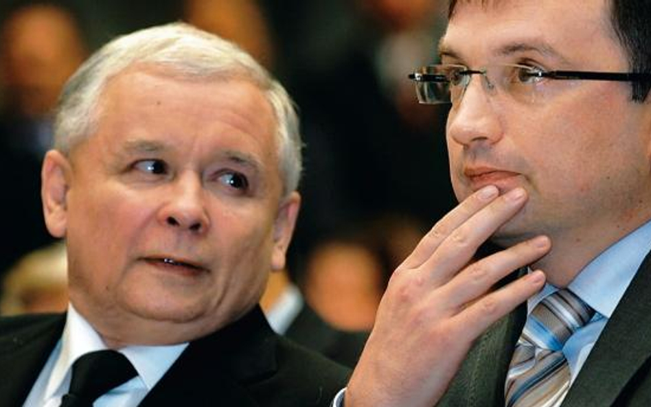 Europoseł Zbigniew Ziobro (na zdjęciu z prezesem PiS Jarosławem Kaczyńskim w listopadzie 2010 r. w K