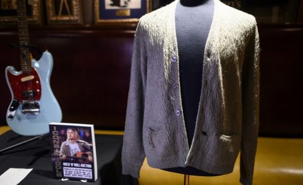 Sweter Kurta Cobaina sprzedany na aukcji. Najdroższy w historii