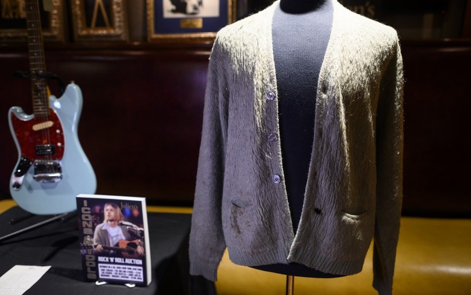 Sweter Kurta Cobaina sprzedany na aukcji. Najdroższy w historii