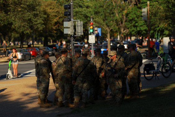 Członkowie amerykańskiej Gwardii Narodowej na ulicach Waszyngtonu