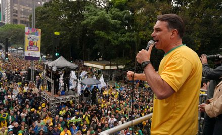Flavio Bolsonaro przemawia na wiecu wyborczym
