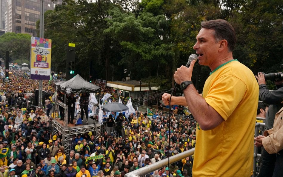 Flavio Bolsonaro przemawia na wiecu wyborczym