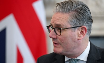 Londyn. Keir Starmer uczestniczy w spotkaniu poświęconym konfliktowi USA i Izraela z Iranem oraz jeg