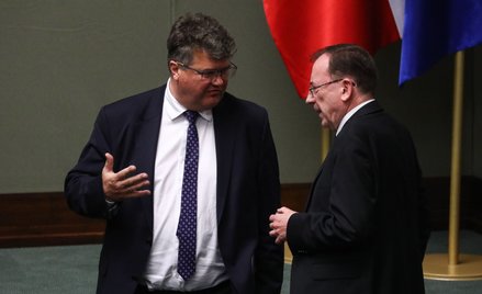 Minister spraw wewnętrznych i administracji Mariusz Kamiński (P) oraz wiceminister spraw wewnętrznyc