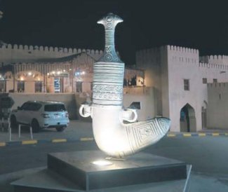 Handżar to tradycyjny sztylet Omańczyków. Do niedawna stanowił element garderoby mężczyzn. Obecnie j