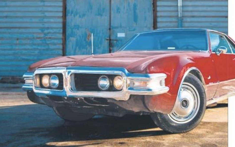 Oldsmobile Tornado to luksusowe coupé z przednim napędem.