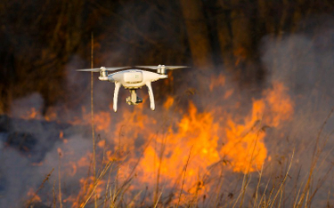 Drony pomogły gasić pożary nad Biebrzą. Nowatorska technologia
