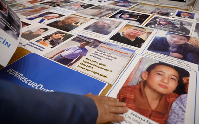 Zdjęcia represjonowanych przez władze chińskie Ujgurów prezentowane przez członków ich rodzin, który