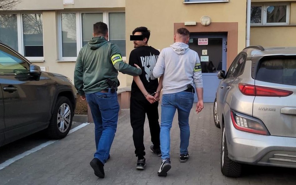 Po zakończeniu dewastacji grupa próbowała uciec ze stacji Wawrzyszew i oddalić się w nieznanym kieru